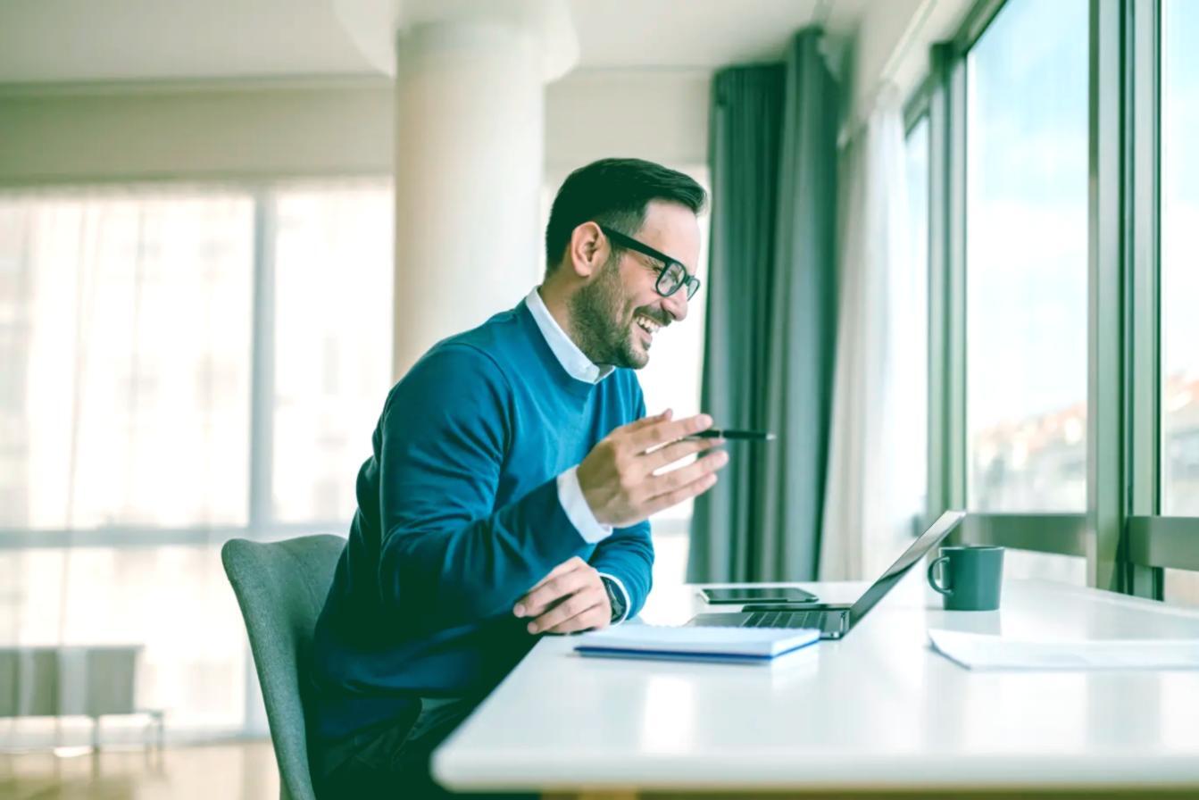 Estudiante trabajando en estrategias de SEO